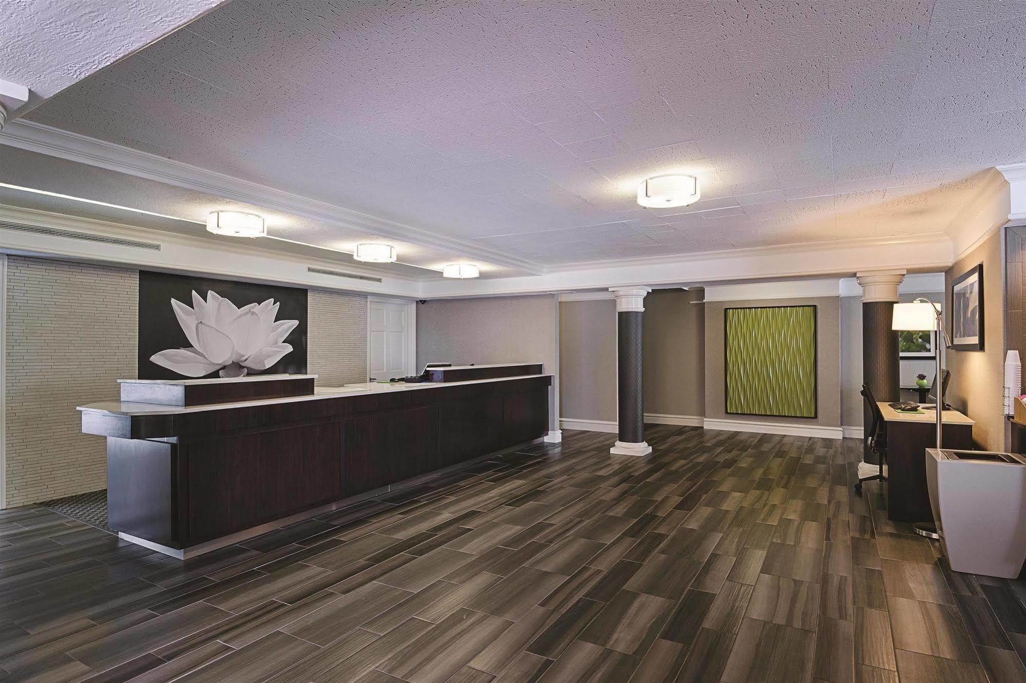 Baymont By Wyndham Greenville Woodruff Rd Exterior foto